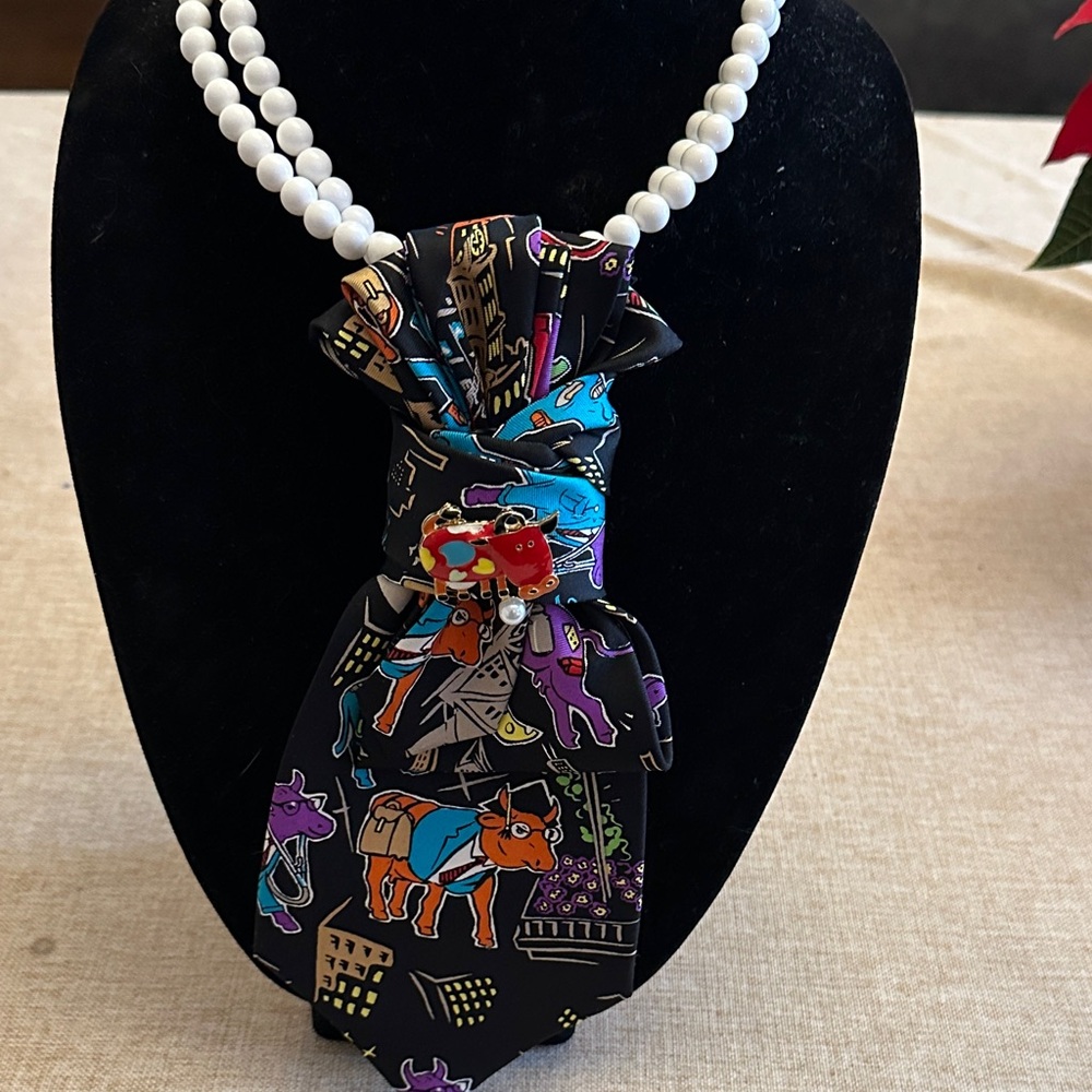 Cow tie necklace silk, pearl and enamel